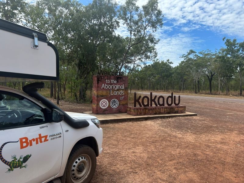 Britz Maverick staat geparkeerd bij het toegangsbord van Kakadu National Park