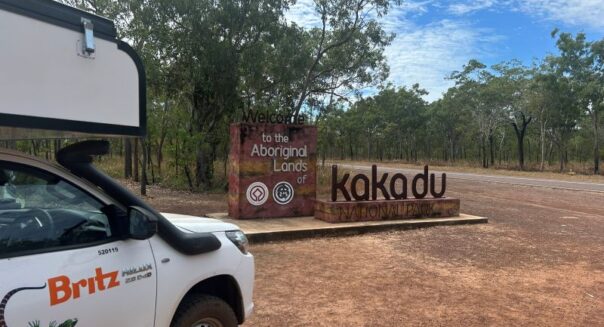 Britz Maverick staat geparkeerd bij het toegangsbord van Kakadu National Park