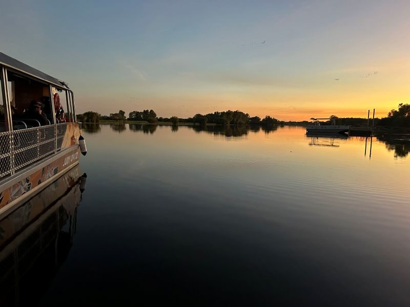 Zicht vanaf de boot tijdens de Yellow Water sunrise tour bij zonsopkomst