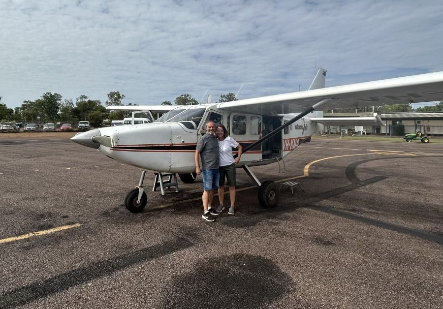 Peter en Karin staan bij het vliegtuigje ready for take off in Kakadu