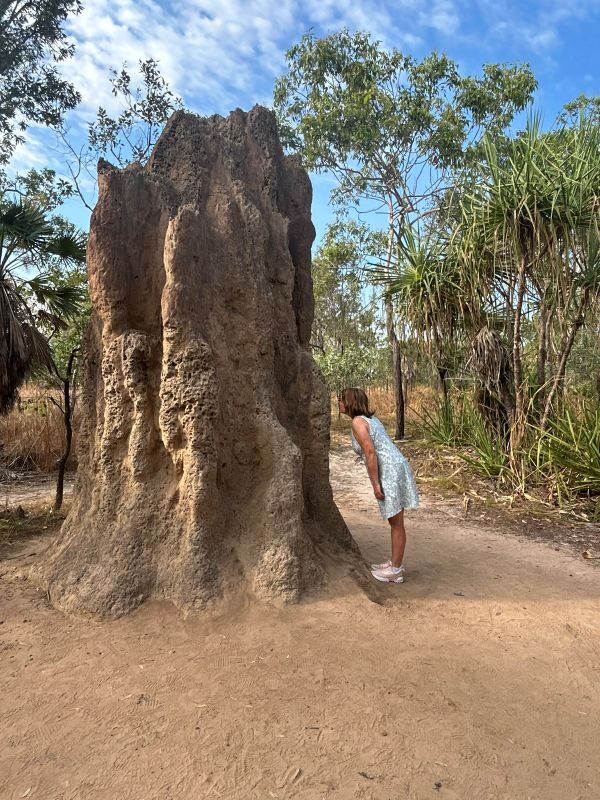 Karin bekijkt de termieten in de termietenheuvel in Litchfield National Park