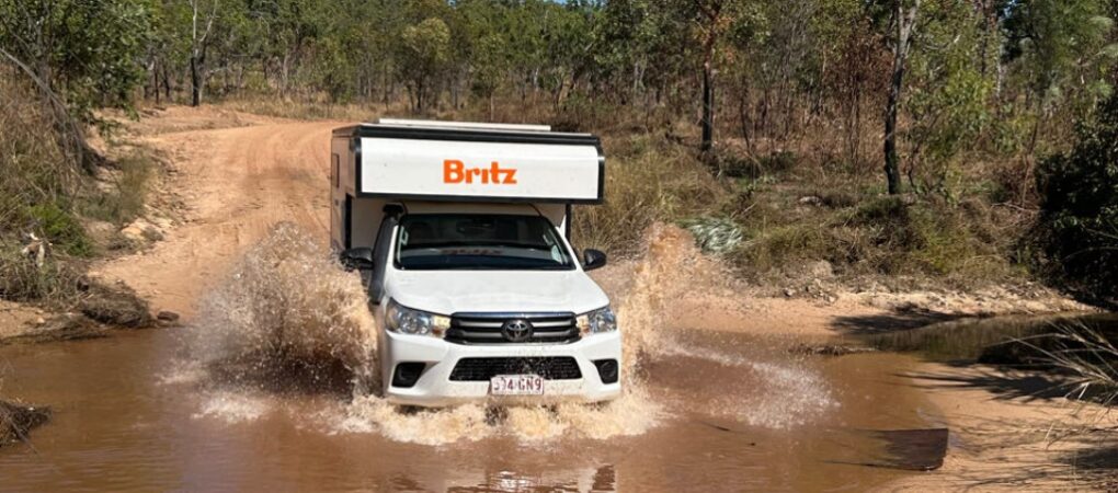 Britz Maverick rijdt door het water bij Pine Creek