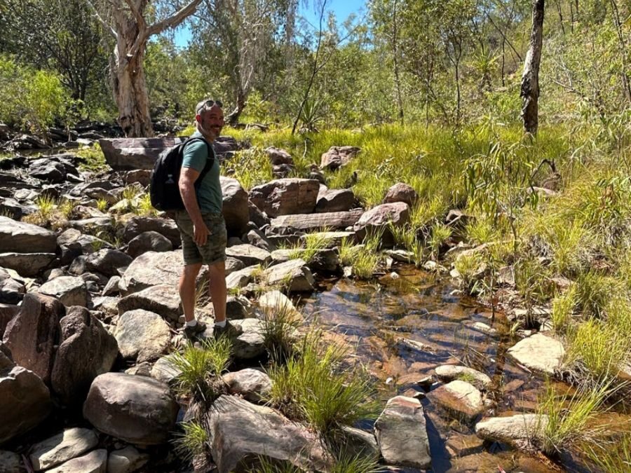 Peter staat een rots in de Umbrawarra Gorge