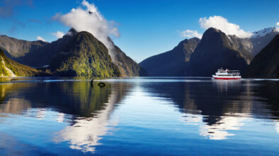 Een boot vaart door Milford Sound in Nieuw-Zeeland