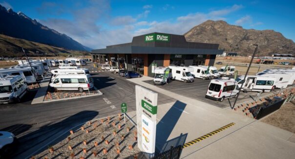 De vestiging van THL in Queenstown met veel campers op het buitenterrein