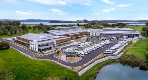 Drone beeld van de THL vestiging in Auckland, campers op het terrein