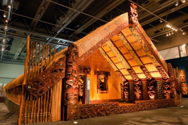 Een Māori bouwwerk in het Te Papa Museum in Wellington