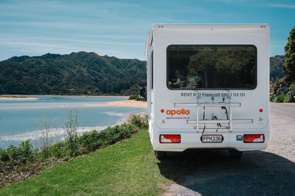De achterkant van de geparkeerde Apollo Euro Quest bij Wainui Bay