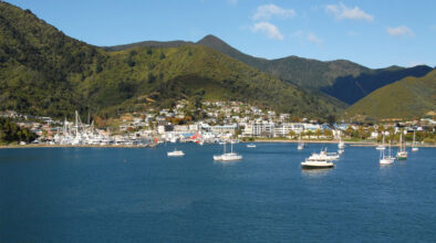 Uitzicht op Picton vanaf de ferry vanuit Wellington