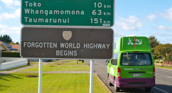 Jucy camper rijdt langs het startbord van de Forgotten World Highway