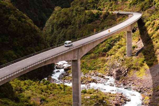 Een Maui Ultima camper rijdt over de Arthur's Pass