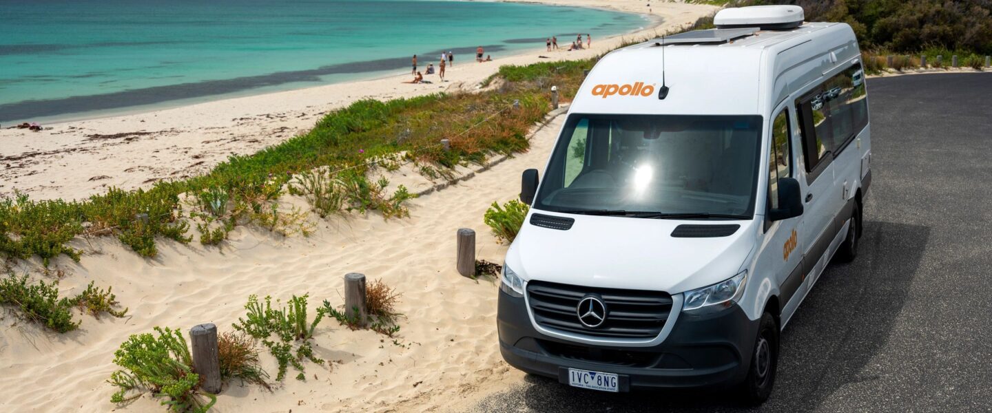 Apollo Euro Plus staat geparkeerd langs een strand bij Margaret River