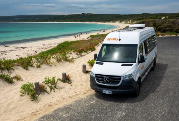 Apollo Euro Plus staat geparkeerd langs een strand bij Margaret River