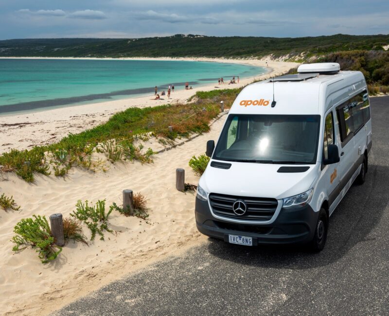 Apollo Euro Plus staat geparkeerd langs een strand bij Margaret River
