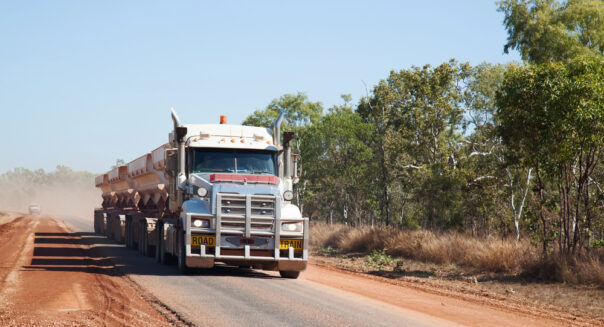 Road train rijdt in Australië op een smalle weg