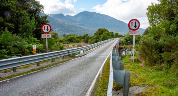 Eenbaansbrug over de Taupo River
