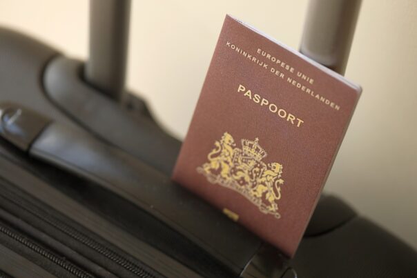 Paspoort ligt op koffer