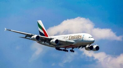 Vliegtuig van Emirates in de lucht