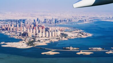 Qatar vliegtuig vliegt boven Doha