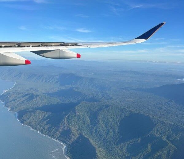 Singapore Airlines toestel vliegt boven Queensland