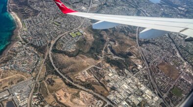 Kijkend uit het raam van een Qantas vliegtuig boven Adelaide