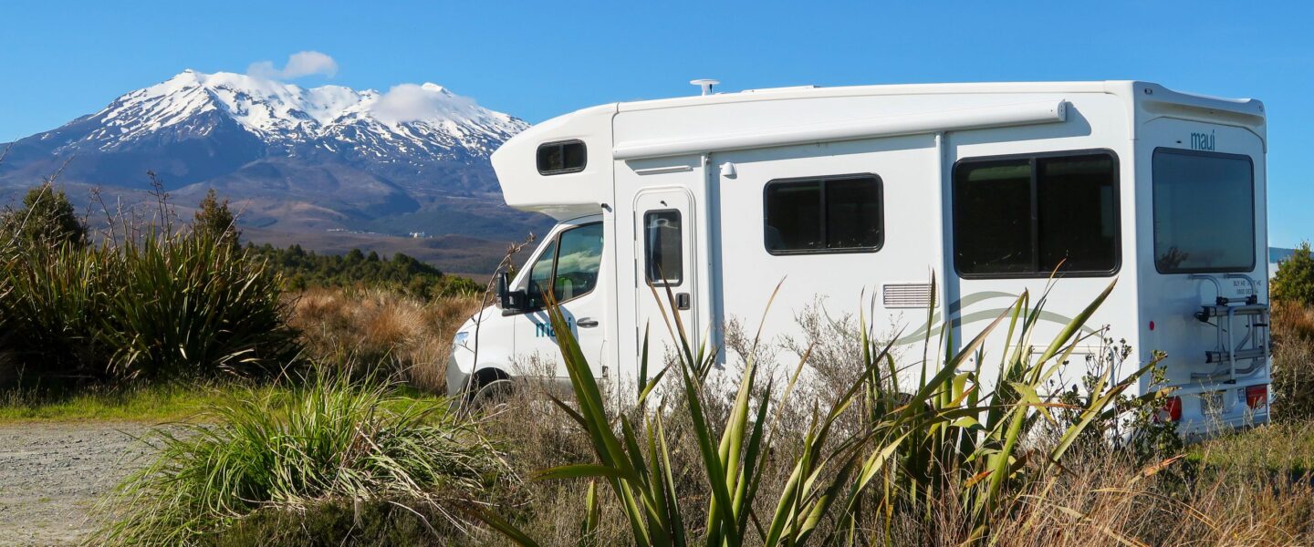 Maui River staat geparkeerd in Tongariro National Park met Mount Egmont op de achtergrond