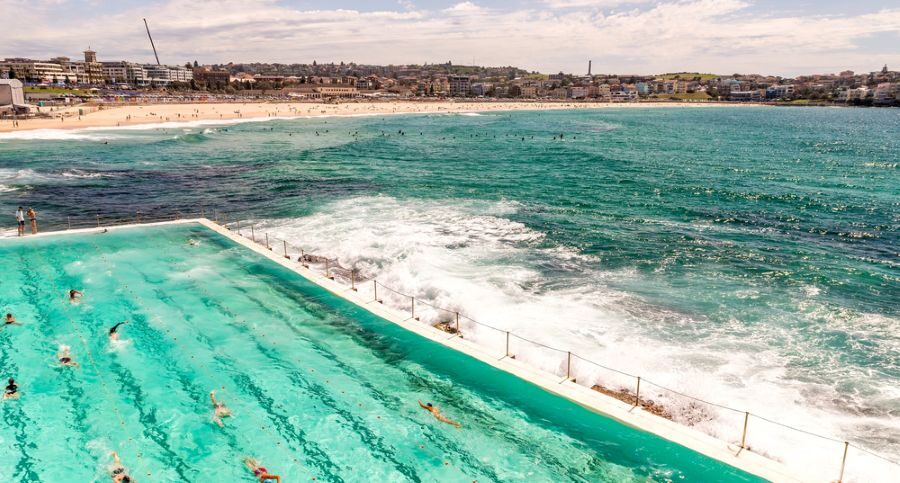 Zicht op het buitenzwembad in Bondi Beach en zwemmende mensen