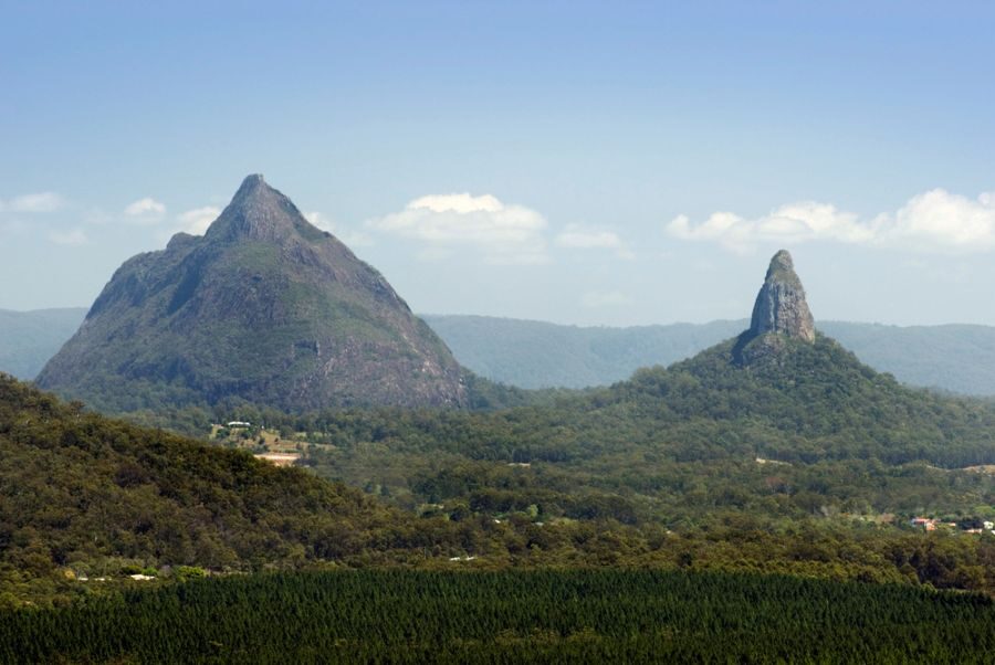 Zicht op 2 bergtoppen van de Glasshouse Mountains