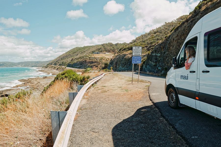 Maui Ultima staat stil langs de Great Ocean Road en vrouw kijkt uit het raam