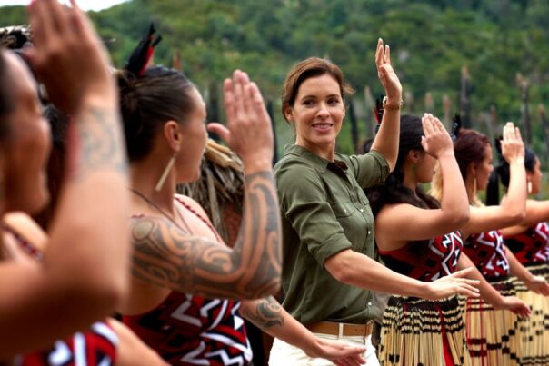 Vrouwelijke toerist doet mee aan een Maori dans