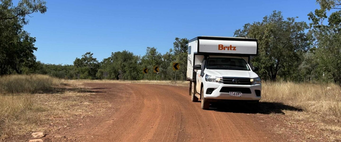 Britz Maverick 4WD rijdt op een gravelweg
