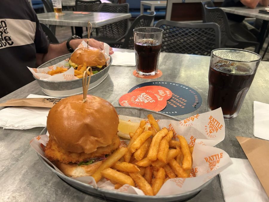 Barramundi burger met friet bij Rattle n Hum in Cairns