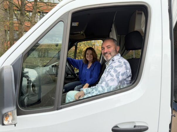 Peter en Karin zitten in cabine van Maui Ultima Plus camper