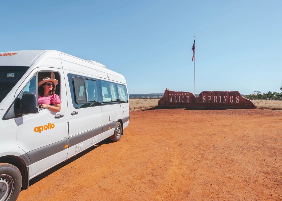 Apollo Euro Tourer staat geparkeerd bij het plaatsnaambord van Alice Springs