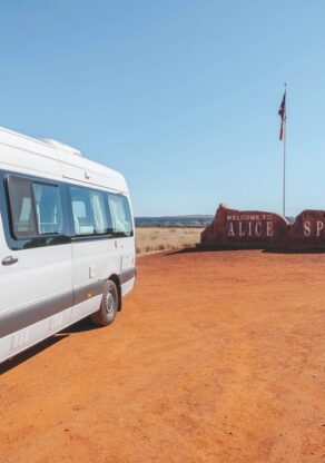 Apollo Euro Tourer staat geparkeerd bij het plaatsnaambord van Alice Springs