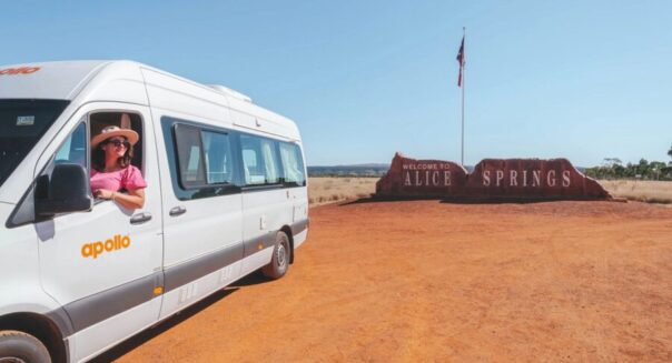 Apollo Euro Tourer staat geparkeerd bij het plaatsnaambord van Alice Springs