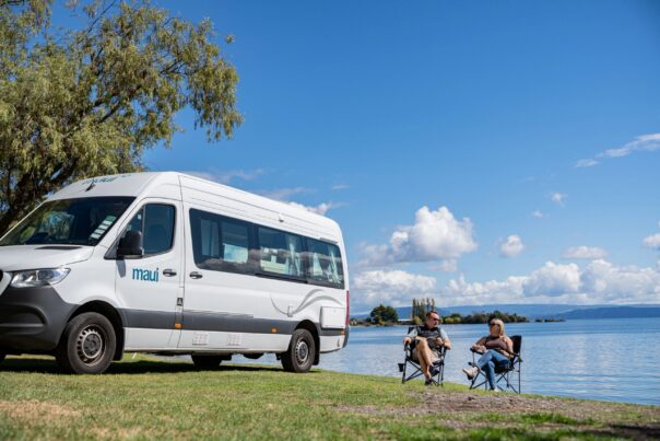 Stel zit buiten bij de Maui Ultima bij Lake Taupo in Nieuw-Zeeland