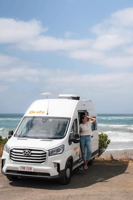 Vrouw kijkt uit Britz Trailblazer langs de Great Ocean Road