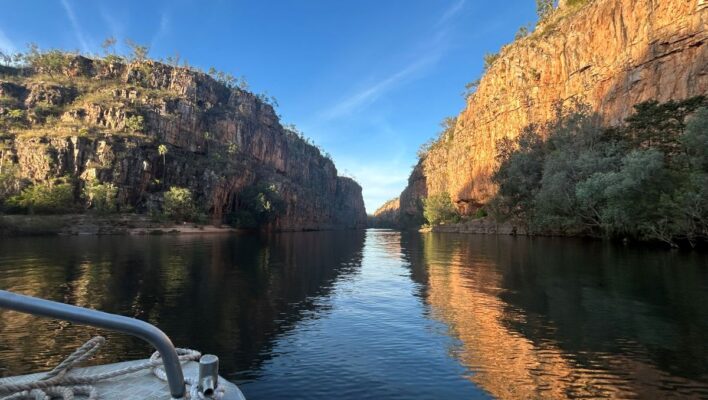 Boottocht in de Katherine Gorge Nothern Territory, zicht vanaf de boot de kloof in