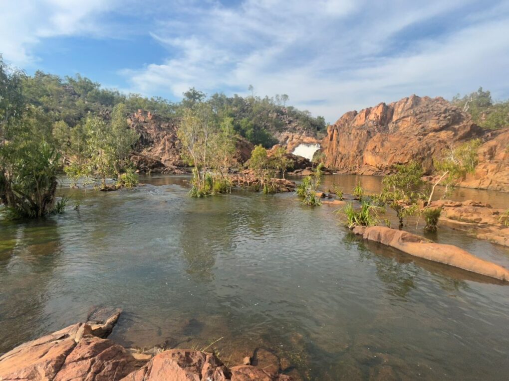 Zicht op de grote watervall in de Upper Edith Falls