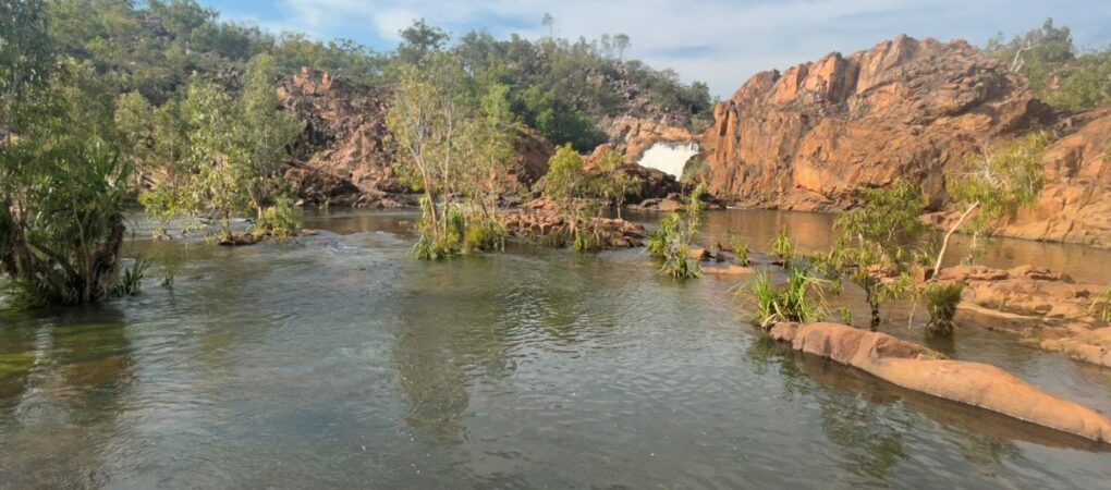 Zicht op de grote watervall in de Upper Edith Falls