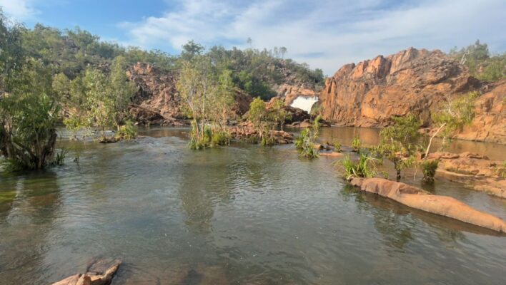 Zicht op de grote watervall in de Upper Edith Falls