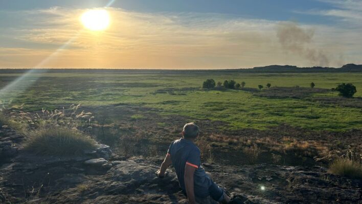 Man kijkt uit over de laagvlakte bij zonsondergang vanaf Ubirr in Kakadu