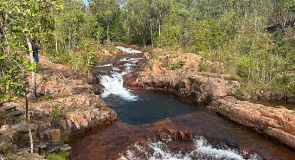 Water stroomt hard naar beneden via diverse poelen in de Buley Rockhole in Litchfield national park