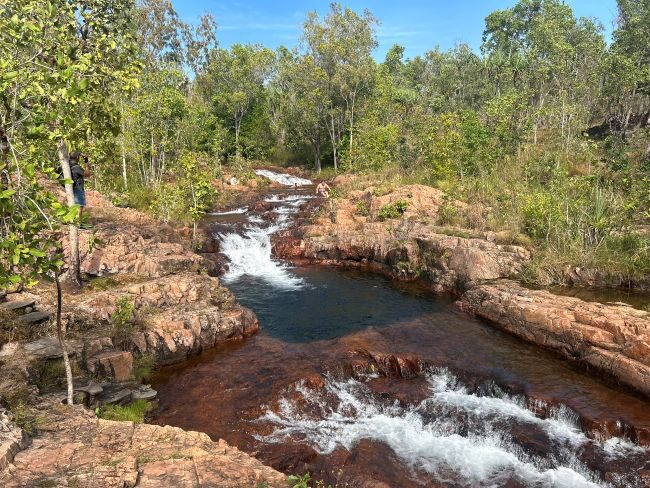 Water stroomt hard naar beneden via diverse poelen in de Buley Rockhole in Litchfield national park