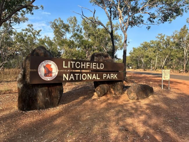 Litchfield toegangsbord met zicht op de weg ernaast