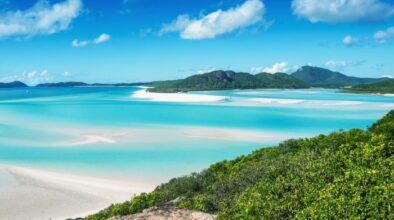 Zicht vanaf Whitehaven Beach in de Whitsundays met hagelwit zand
