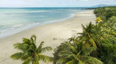 Drone zicht op het strand bij Daintree Cape Tribulation