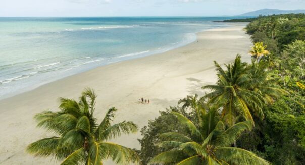 Drone zicht op het strand bij Daintree Cape Tribulation