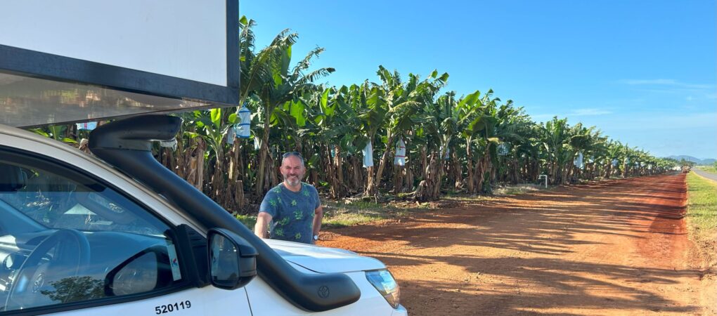 Peter staat in Queensland bij een bananenplantage bij de Britz Maverick bananenplantage